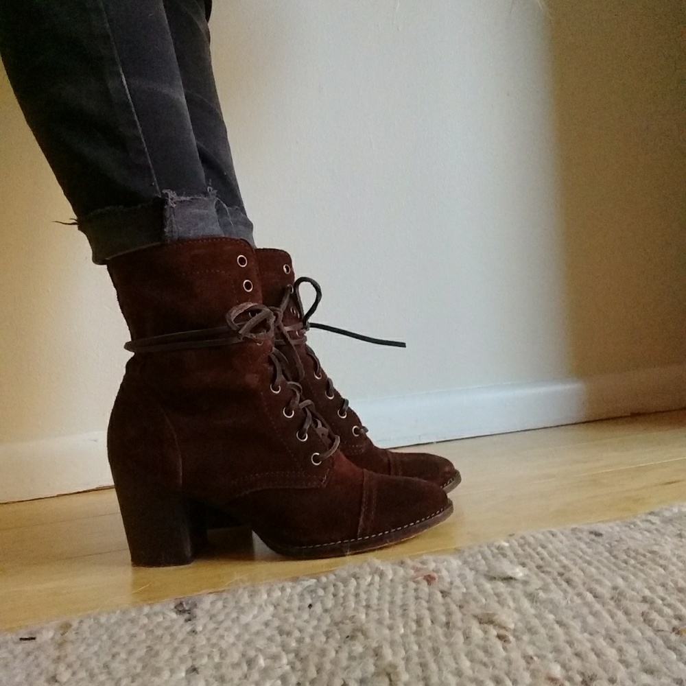 Steve Madden Brown swede boots